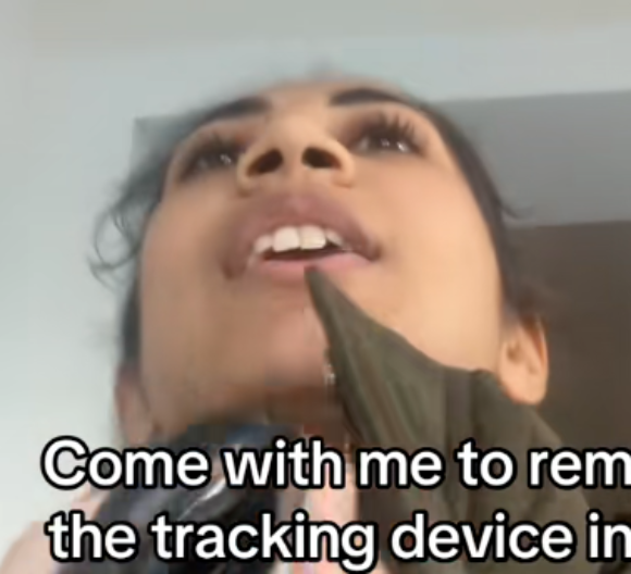 DEVOJKA IZBEZUMLJENO IZLETELA IZ KOLA: U autu pronašla UREĐAJ ZA PRAĆENJE, mislila da je UHODE, a onda saznala istinu (VIDEO)